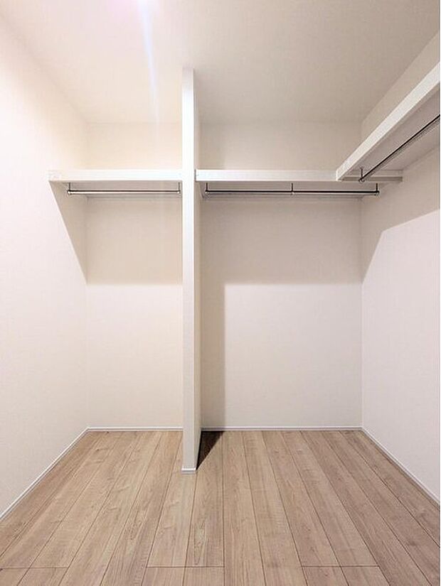【ウォークインクローゼット】お客様の求める本当の“住み心地”とは何なのか。そのための一手間一工夫を惜しみません。街並みや周辺の環境に呼応しながら、美しく、そして毎日の暮らしを考慮した機能性の高い住まい。