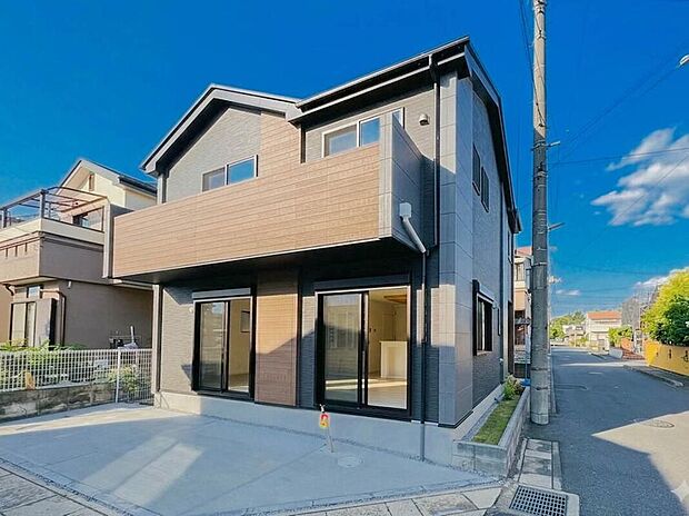 【現地外観写真】重厚感あるシックな外観が街並みに映える住まいです。ZEH水準の省エネ住宅で、19.4帖の広々LDKや全居室収納、カースペース2台分も備え、建物の質感や陽当たりを現地でじっくり確認できます。