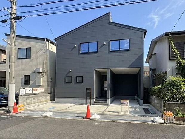 【現地外観写真】住む人を映し出す洗練された佇まいは、いつまでも輝き続けながらいつしか街の風景に溶け込んでいきます。
