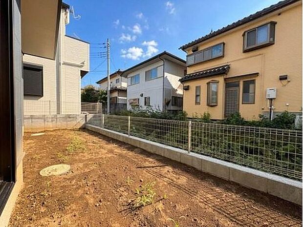 【庭】新居にお庭を持つ。そんな贅沢が実現出来ます。太陽を感じ、家庭菜園や植栽を育てるのに適したお庭はこれからの生活に緑という癒しを与えてくれます。