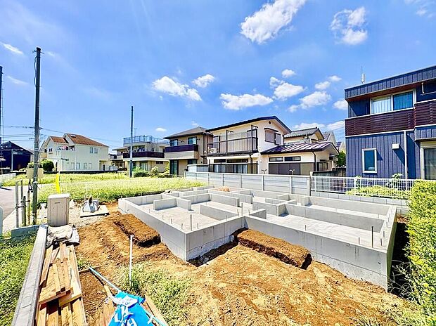 基礎工事が完了し、新生活への期待が高まる現地です。青空が広がる開放的な環境で、ご家族の理想の住まいを形にしませんか。