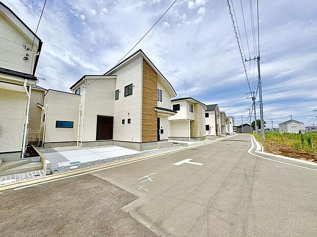 住まい探しは街探し。みんなが街探しのポイントにしているのは何? 第1位は過半数が支持した納得の 『交通の利便性』。続いて3割以上の人が『住環境』と『公園、緑地の充実』です。