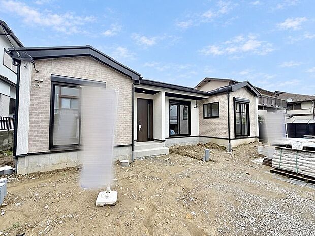 【現地外観写真】京王線「平山城址公園」駅まで徒歩12分の立地。閑静な住宅街に位置しています。公園まで徒歩2分と、子育て世帯にも嬉しい住環境です。