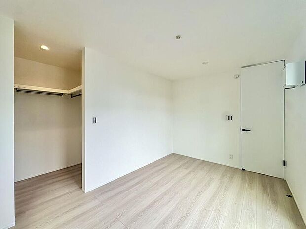【リビング以外の居室】一つ屋根の下にそれぞれの暮らしがある。お部屋ぐらいは自分の価値観で自由にしたい。だからこそ、そのベースはシンプルであるべきだと思う。なぜなら、時の流れで人の好みは変わっていくものだから