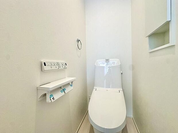 【トイレ】いつまでも清潔な空間であって頂けますように、目に留まるだけではなく、汚れをふき取り易いフロアと壁紙をチョイス致しました。