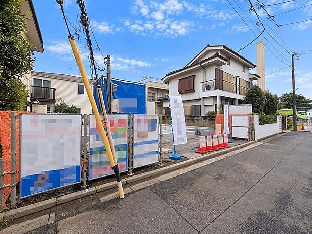 【現地外観写真】周辺環境と調和した、温もりを感じる外観デザイン。家族の絆を育む、安心の子育て環境が魅力です。※CG加工により晴天にしています。