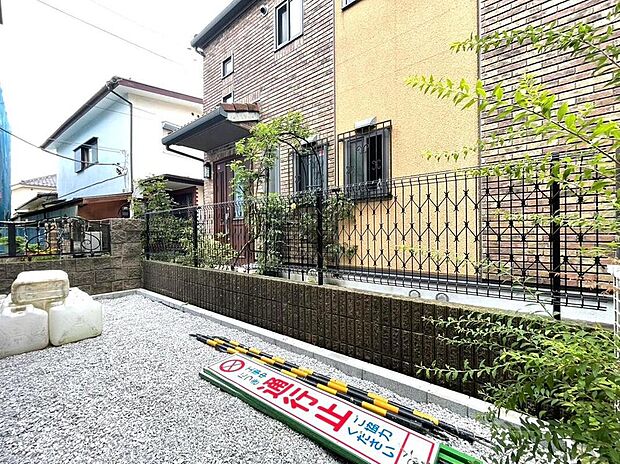 【庭】南側の庭はガーデニングなどの趣味が楽しめそうな屋外空間になっています。DKから出入り可能で、家事やテレワークの合間に一息つけるスペースになりそうです。