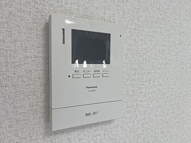 【TVモニター付きインターホン】室内で来訪者の顔や外の様子を確認できます。不審者や勧誘者の侵入防止やお子様の留守番の際に役立つ、防犯面に配慮された設備です。