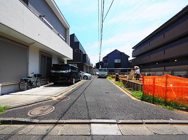 【前面道路含む現地写真】空に近い2階リビングが、毎日に心地よい光を届けます