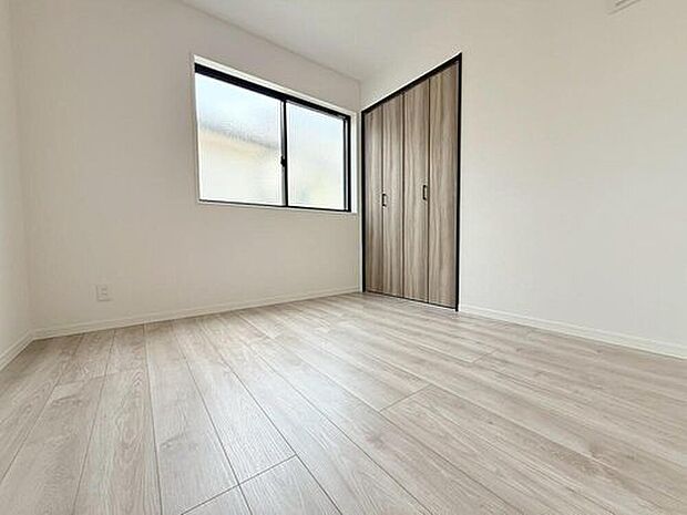 【洋室(約5帖)】
洋室の建具は、フローリングとも合う木目調のデザイン。腰高窓が設置されているため、ベッドや机などの配置がしやすいです。