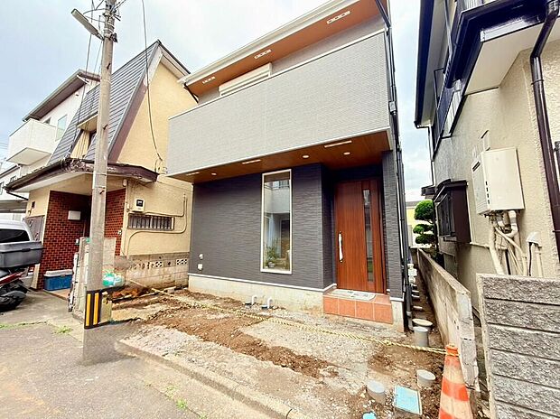 【現地外観写真】全居室2面採光で、陽当たり・通風良好な3LDKです。約6.1帖の小屋裏収納があり、ご家族の衣類はもちろん、大型の季節家電なども収納することができます。