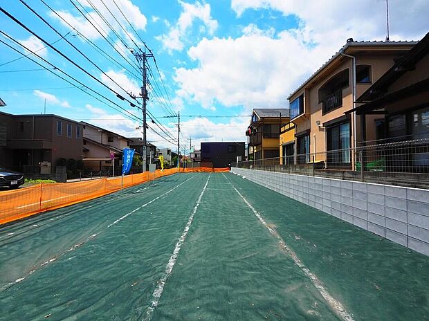 建築条件付き土地には、「自由度」と「コスト」のバランスが取れた魅力があります新しい暮らしが始まる予感に満ちた、広々とした敷地。周辺は穏やかな住宅街で、子育て世代にも安心の住環境です。青空の下、家族の夢