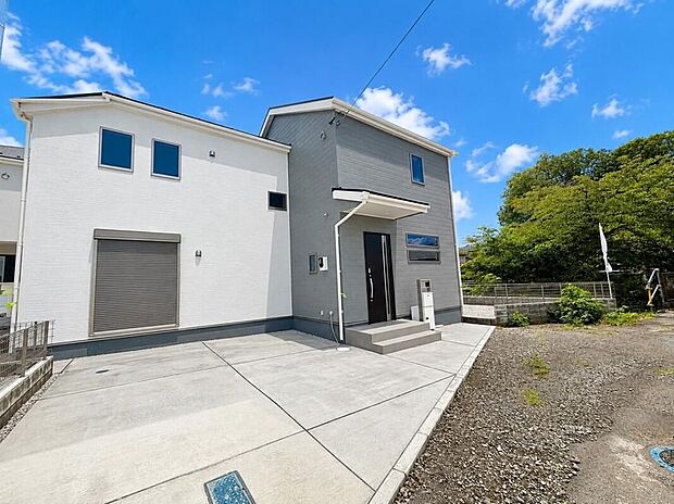 機能、品質、安全性など、建築・環境に求められる基本的な要件はもちろん、暮らしへの提案をも含んだ全体的な質の高さを感じて頂ける筈です。是非一度、現地をご覧になってみてください。青空加工しております。