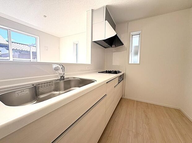 作業スペースを多くとったキッチン。夫婦そろってキッチンに立っても調理がしやすくゆとりある広さ。食器類もすっきりと片付く収納力が期待できます。家事をしながら会話も弾みます。