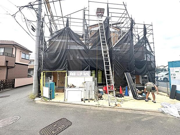 【現地外観写真】【府中市是政3丁目】洗練された外観が映える全3棟の新築一戸建て!落ち着いた街並みに調和するシックな装いと、車庫スペースやバルコニーを備えた機能的なフォルムが美しい住まいです。
