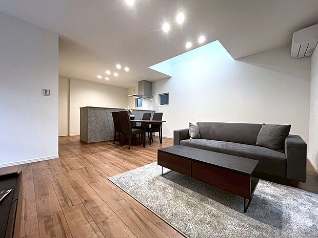 リビング
■リビングを見渡せる対面式キッチンだからお子様がいても安心
■4人掛けのダイニングセットを置いても横を通り抜けられるゆとりの幅