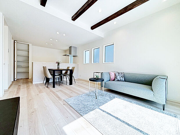 リビング
■空気を汚さず、ふく射熱で足元からポカポカと暖まる床暖房付き
■4人掛けのダイニングセットを置いても横を通り抜けられるゆとりの幅