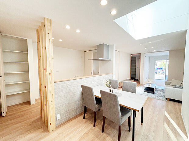 リビング　E号棟
■上部に吹抜を設け、2つの窓から取り入れる光がLDKを明るく照らしてくれます。空気を汚さず、ふく射熱で足元からポカポカと暖まる床暖房付き。