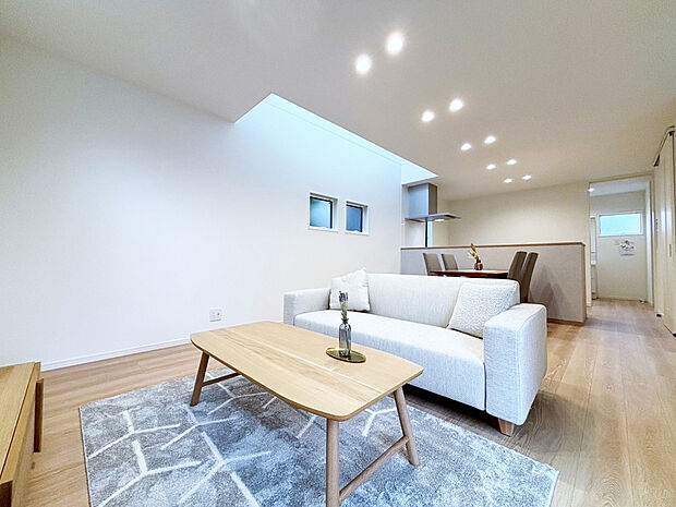 リビング
■南向きのリビングには心地いい日差しが差し込みます
■4人掛けのダイニングセットを置いても横を通り抜けられるゆとりの幅