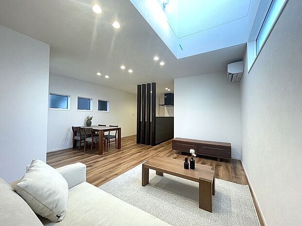 ■南向きのリビングには心地いい日差しが差し込みます
■4人掛けのダイニングセットを置いても横を通り抜けられるゆとりの幅