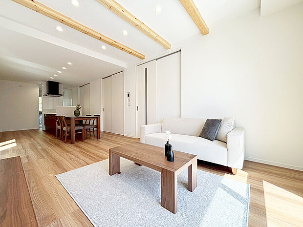 リビング　D号棟
■木肌の美しいあらわし梁が、ワンランク上の生活を演出