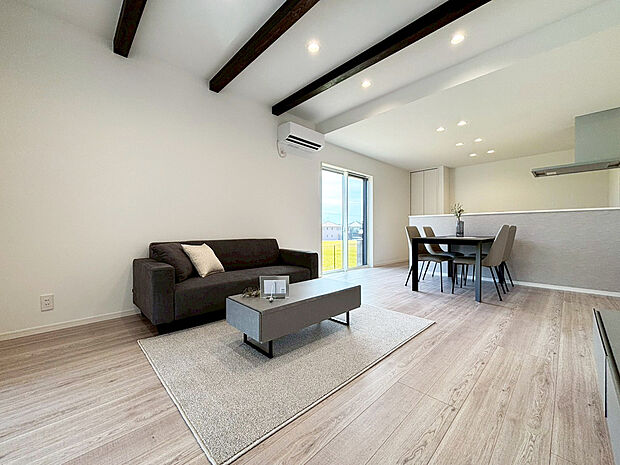 リビング　B号棟
■吹抜がリビングをより明るく開放的な空間に