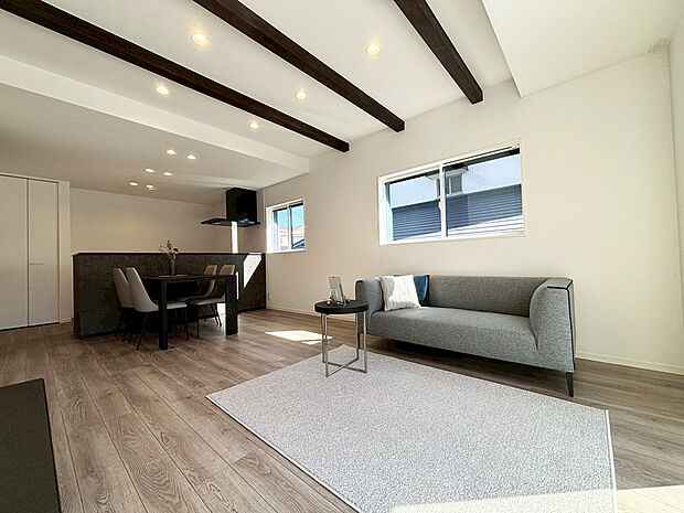 リビング　
■木肌の美しいあらわし梁が、ワンランク上の生活を演出