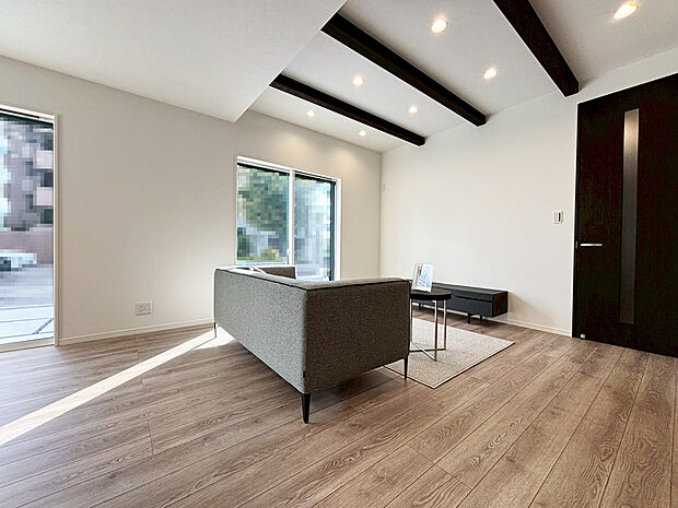 リビング　
■木肌の美しいあらわし梁がワンランク上の生活を演出