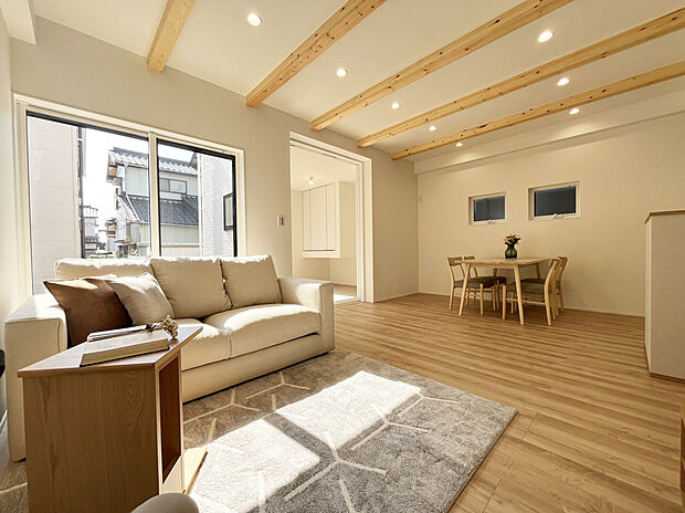 リビング　施工例
■木肌の美しいあらわし梁がワンランク上の生活を演出
■空気を汚さず、ふく射熱で足元からポカポカと暖まる床暖房付き。