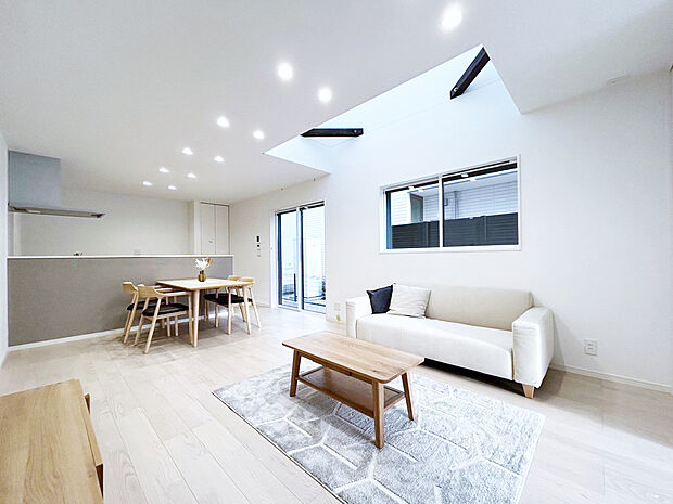 リビング 同仕様
■吹抜がリビングをより明るく開放的な空間に