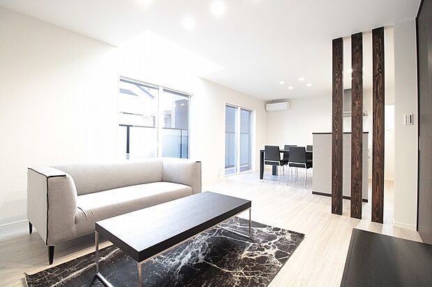 リビング 同仕様写真
■リビングを見渡せる対面キッチンでお子様がいても安心