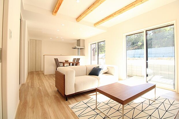 リビング 同仕様写真
■リビングを見渡せる対面キッチンでお子様がいても安心