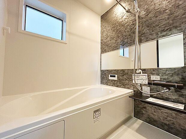 【浴室 A号棟 同仕様写真】■リクシル システムバスルーム「AX」。フロアはスポンジが奥まで入り掃除がラクラク。また独自の断熱層を使用しているため冬場でも冷やっとしません。