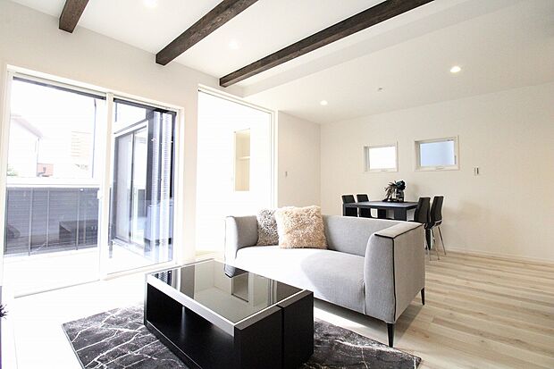 【リビング　同仕様写真】■床暖房が標準の為、空気の乾燥、汚すことなく冬場でも快適です。
■家事導線を考えた間取