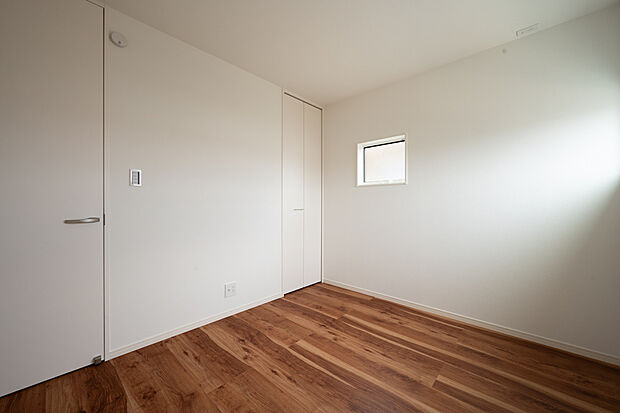 【洋室　同仕様写真】■子ども部屋にも広々クローゼット。吊りレールで開閉がスムーズにおこなえます。