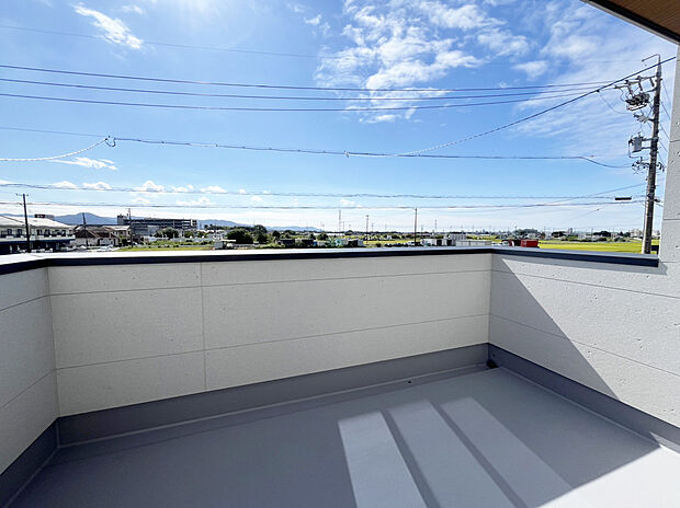 【バルコニー C号棟現地写真】■奥行きのあるバルコニー
■洗濯物が良く乾く南向き