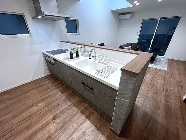 【キッチン】■リクシル システムキッチン「ES」洗練されたデザインと優れた使いやすさ。最新機能も多彩に備えた、システムキッチン。暮らしの中心として、家族が自然と集まる空間が実現