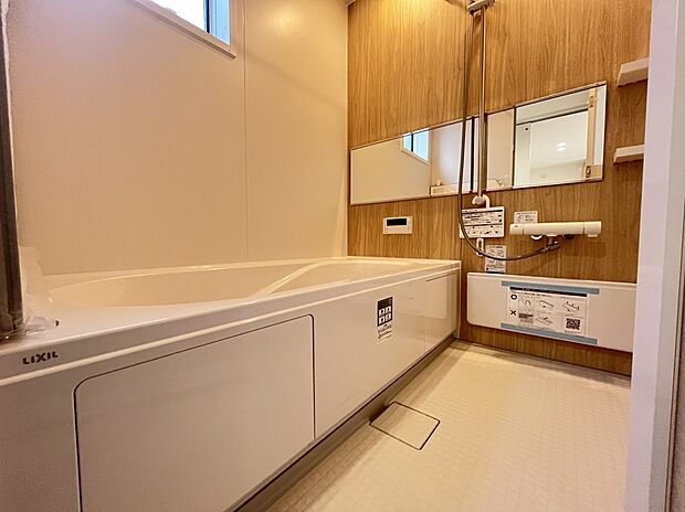 【浴室 D号棟現地写真】■リクシル システムバスルーム「AX」。フロアはスポンジが奥まで入り掃除がラクラク。また独自の断熱層を使用しているため冬場でも冷やっとしません。