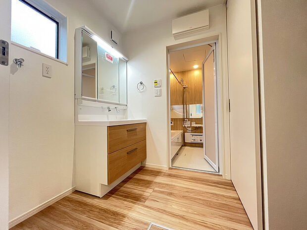 【洗面台 D号棟現地写真】■リクシル 「EV」。洗面器一体型カウンターでつぎ目などの凹凸がなく汚れもさっとひと拭き。また節水と省エネ性にすぐれた上から水のでるキレイアップ水栓