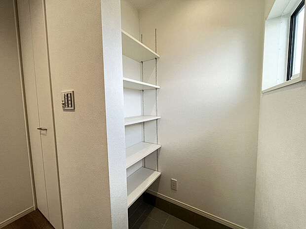 【土間収納　B号棟現地写真】■ゴルフバックやベビーカーを収納できる土間収納付き