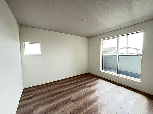 【主寝室　B号棟現地写真】■ゆったりとした広さを確保した癒しの主寝室。広々ウォークインクローゼット設置で、収納力も十分。快適な新生活が送れます。