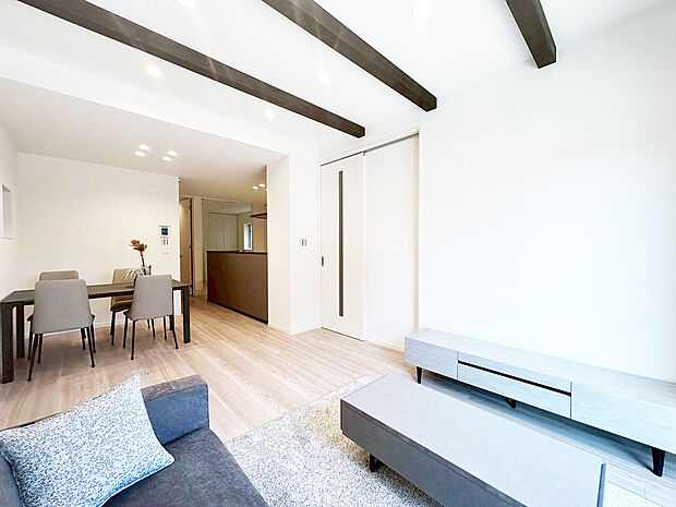 【リビング　B号棟】■空気を汚さず、ふく射熱で足元からポカポカと暖まる床暖房付き
■4人掛けのダイニングセットを置いても横を通り抜けられるゆとりの幅