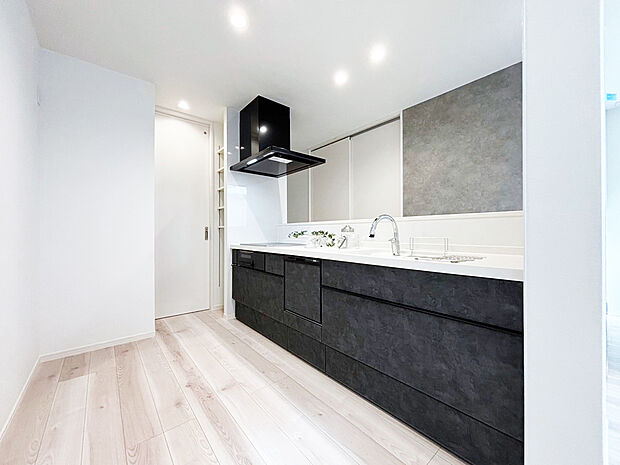 【キッチン　C号棟】■IHクッキングヒーター・お手入れ楽々ガラストップ採用
■扉がゆっくり閉まるソフトモーションレール使用
■かざすと水が出るタッチレス水栓
■家事がはかどる食器洗い乾燥機付き。