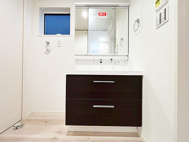 【洗面　C号棟】
■ヒーターなしでもくもりにくい「くもりどめコート」。
■引出し収納の他に３面ミラー裏にも高さを変えれる棚あり。
■シンクに継ぎ目などの凹凸がなく、飛び散った水滴をサッと拭き取れます。

