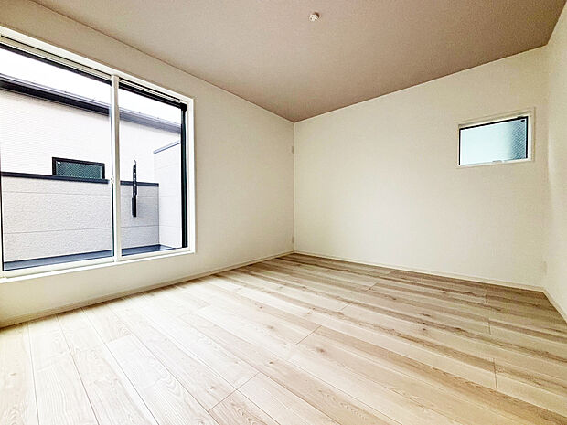 【主寝室　C号棟】■収納上手ウォークインクローゼット有り
■生活のしやすさを考えてコンセントを2か所に設置