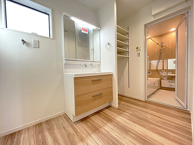 【洗面台　B号棟現地写真】■リクシル　「EV」。洗面器一体型カウンターでつぎ目などの凹凸がなく汚れもさっとひと拭き。また節水と省エネ性にすぐれた上から水のでるキレイアップ水栓