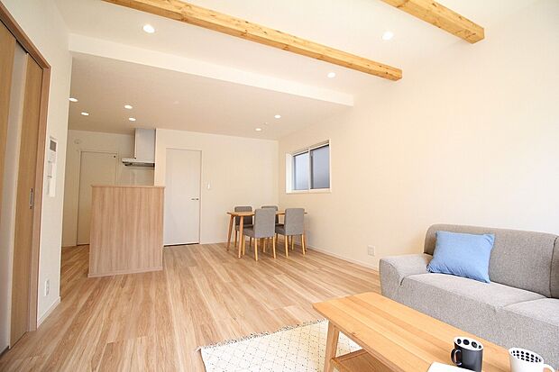 【リビング　同仕様写真　】■木肌の美しいあらわし梁がワンランク上の生活を演出明るいリビングダイニングで家族の大切な時間を。