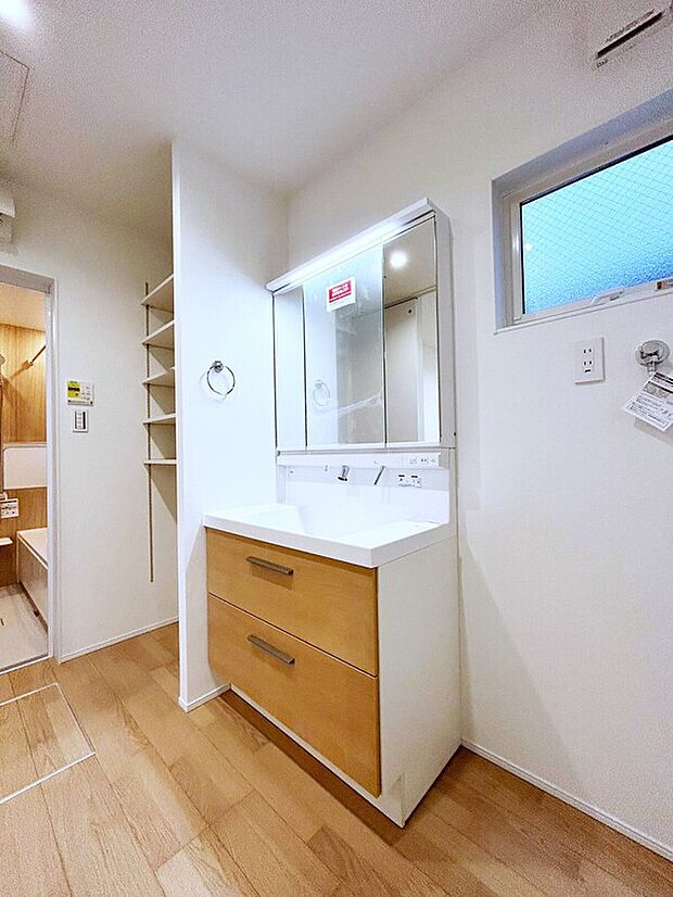 【洗面台　B号棟　同仕様写真】■リクシル　「EV」。洗面器一体型カウンターでつぎ目などの凹凸がなく汚れもさっとひと拭き。また節水と省エネ性にすぐれた上から水のでるキレイアップ水栓
