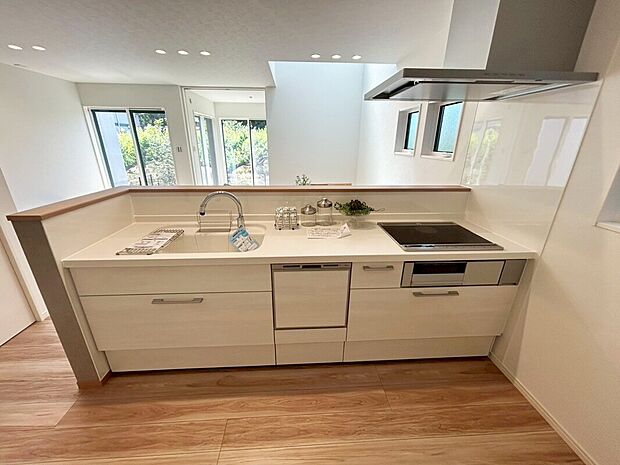 【キッチン　D号棟現地写真】■リクシル　システムキッチン「ES」洗練されたデザインと優れた使いやすさ。最新機能も多彩に備えた、システムキッチン。暮らしの中心として、家族が自然と集まる空間が実現します。