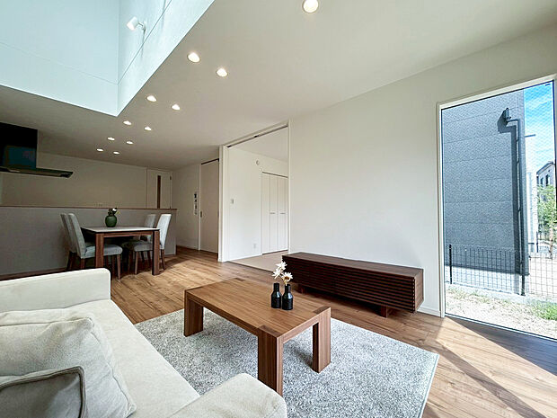 【リビング　B号棟】■吹抜がリビングをより明るく開放的な空間に
